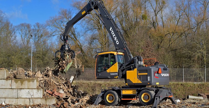 PRODUKTPALETTE UND REICHWEITE ERWEITERT – EINFÜHRUNG DES BRANDNEUEN VOLVO EW200E MATERIAL HANDLER
